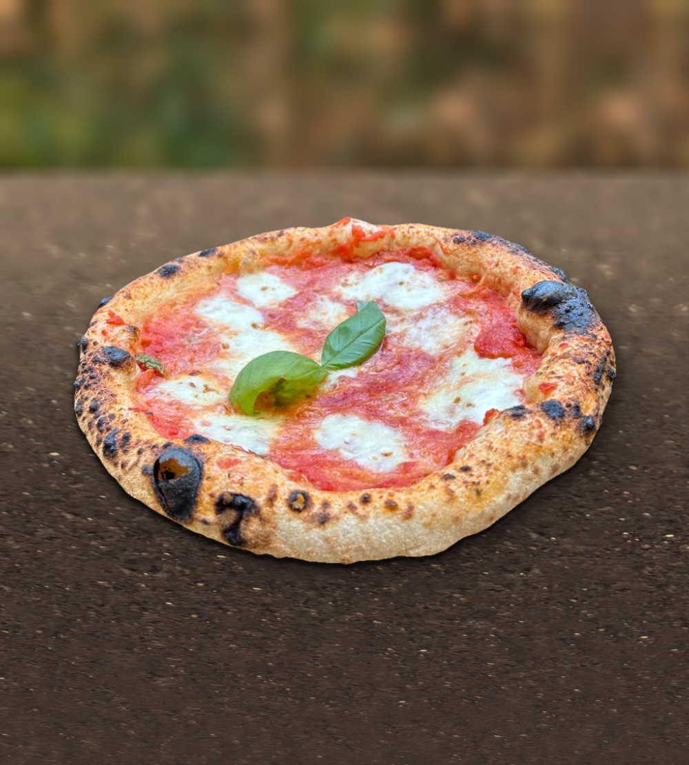 Pizza margherita con il cornicione alto e bruciacchiato