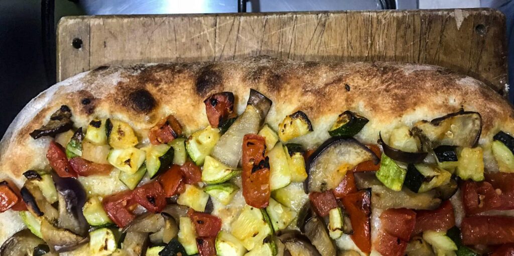Pizza in teglia con verdure grigliate: melanzane, zucchine e pomodori