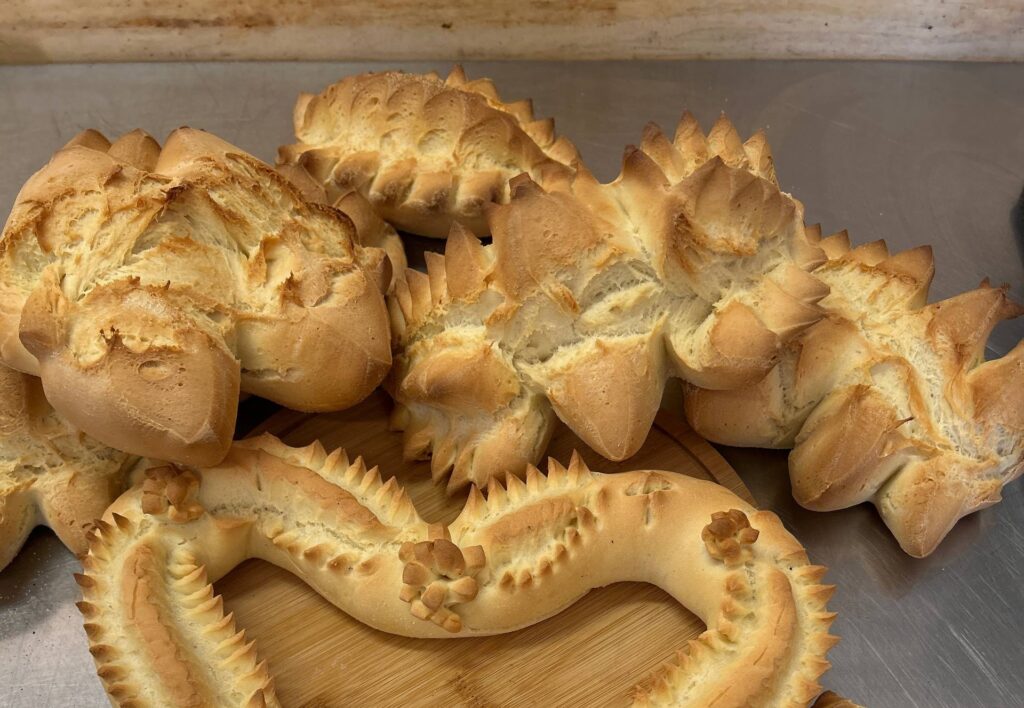 Coccoi e pani sardi decorati con i tagli a punte