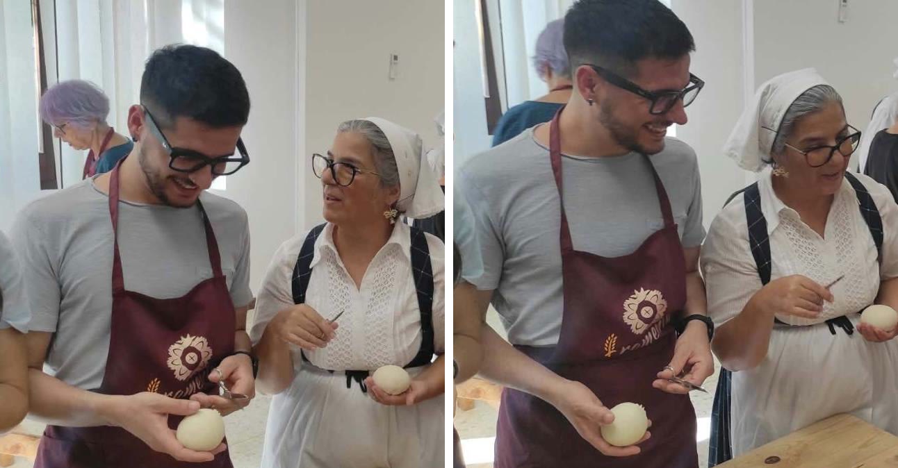 Alessio e la maestra Maristella Cau al banco, con le palline di pasta e le forbici in mano, mentre ridono