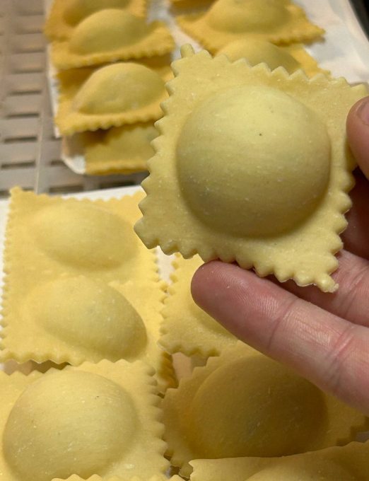 Ravioli di pasta fresca all'uovo appena formati