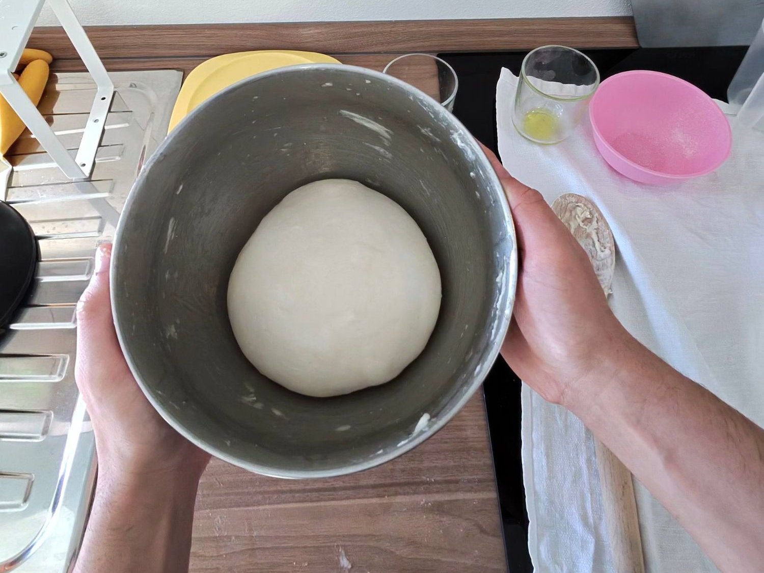 Impasto finito con il metodo no knead, dopo i due giri di pieghe: liscio e a cupola nella ciotola