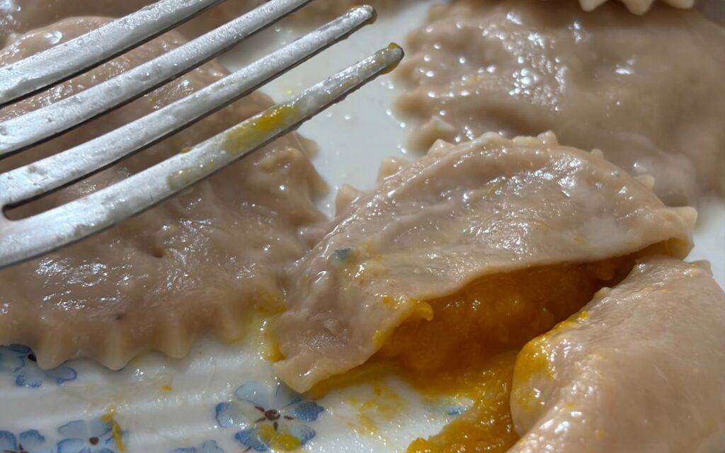 Ravioli di zucca con impasto alle castagne: ricetta e procedimento